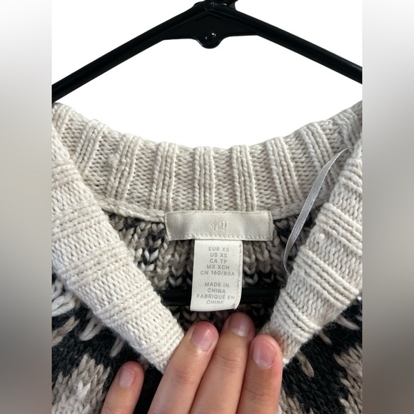 H&M jacquard grey and white knit sweater - Picture 3 of 5